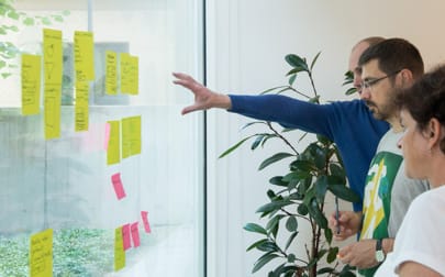 Design thinking workshop with postits and stakeholders